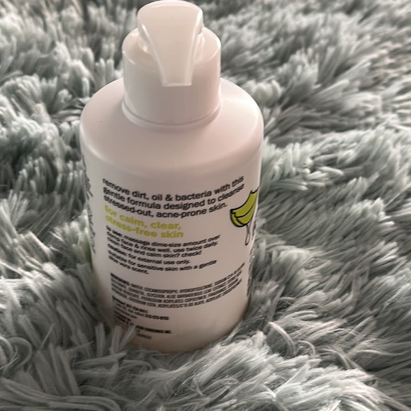 CLEAN & CLEAR ALOE VERA Acne-Prone Gentle Cleanser. Oil- free, gentle cleanser. - Picture 2 of 3